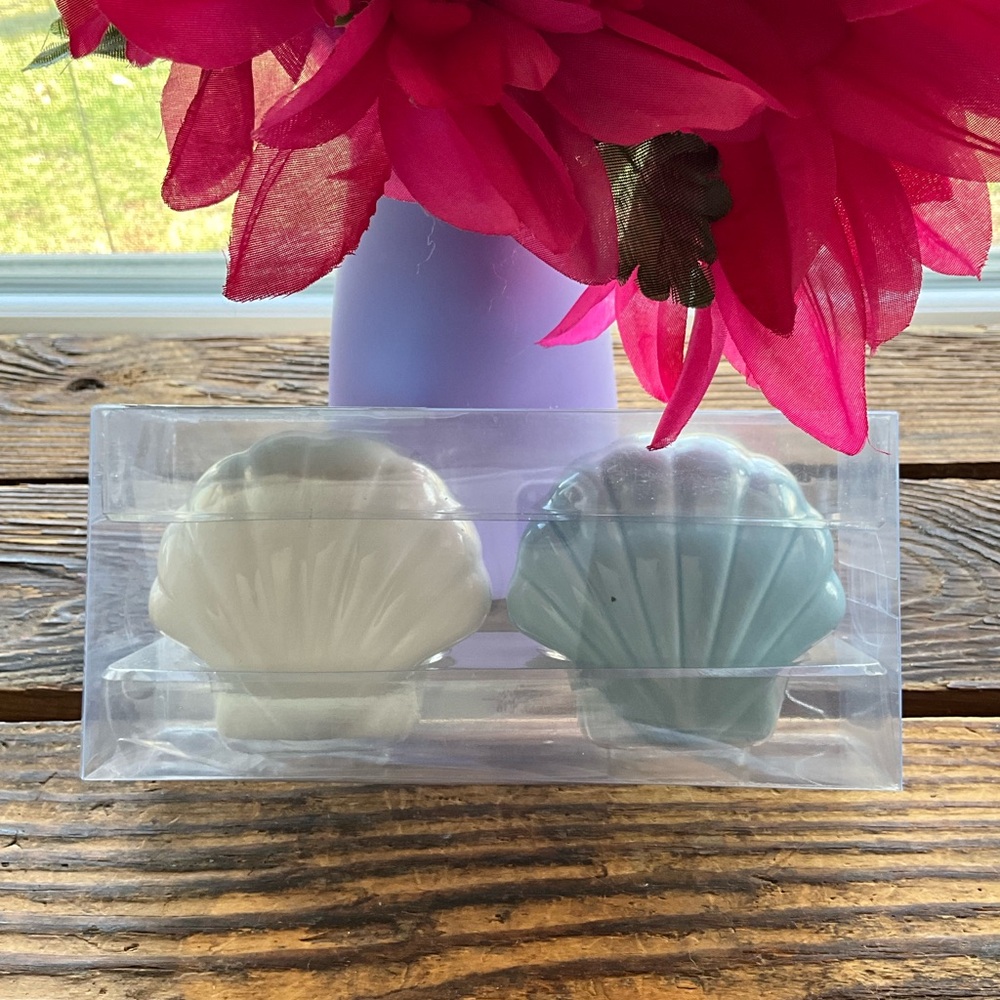 Shell-Shaped Ceramic Salt and Pepper Shakers - Blue and White - Picture 6 of 6